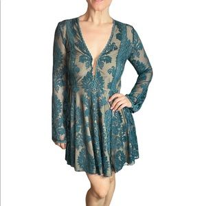 Honey Punch Emerald Green Illusion Bell Sleeve Dress, Size Medium